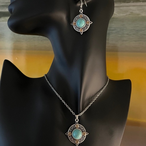 Rhinestone Embossed Earrings & Necklace Set - Picture 4 of 5